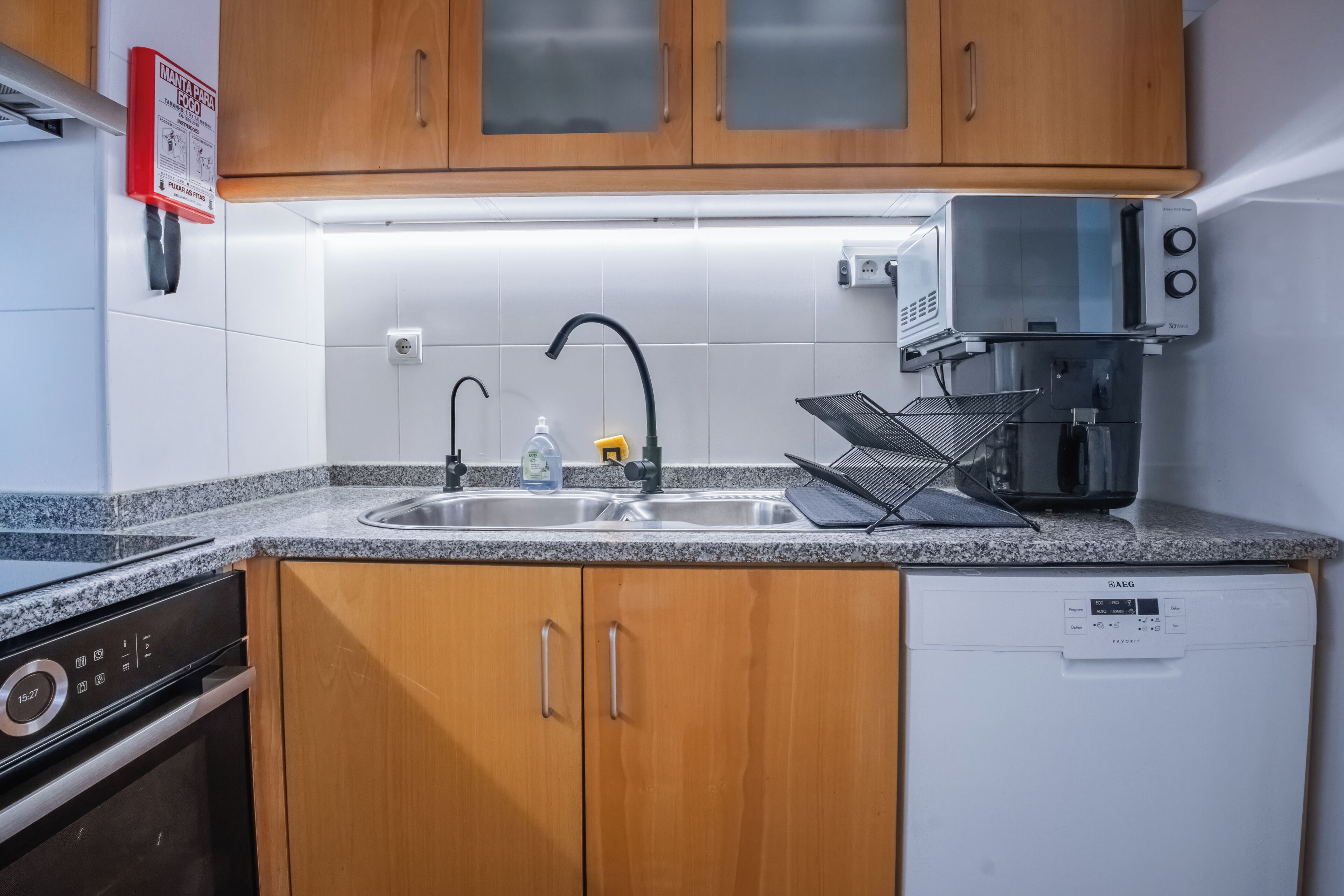 Een koelkast, een magnetron, een oven, een kookplaat