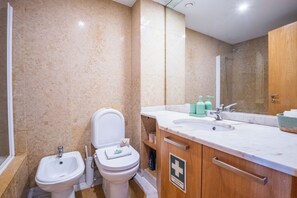 Articles de toilette écologiques, séchoir à cheveux, bidet