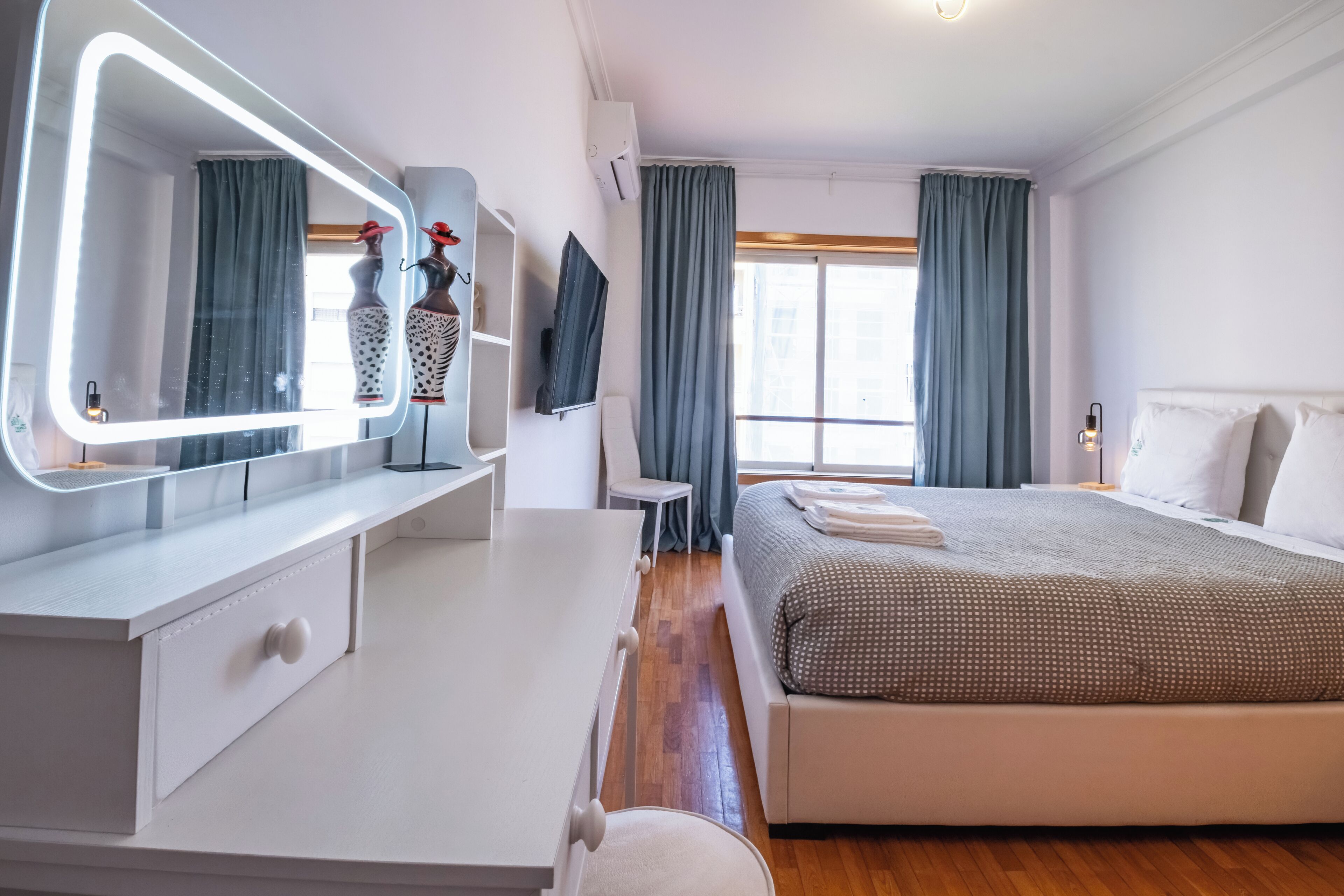 2 slaapkamers, een strijkplank/strijkijzer, reisbedje, gratis wifi