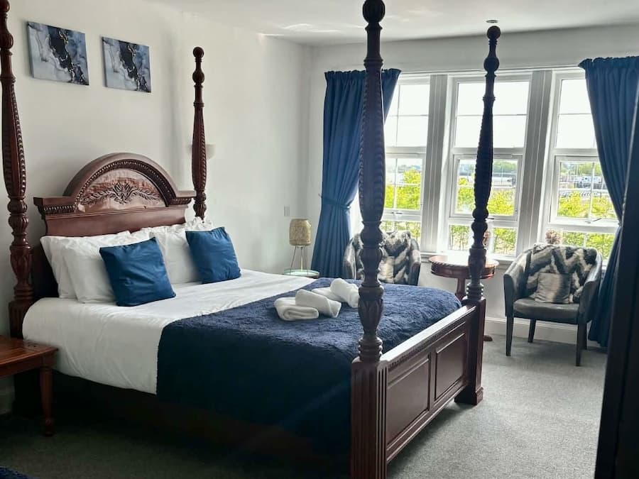 Familien-Zweibettzimmer, Stadtblick | Schreibtisch, Verdunkelungsvorhänge, Bügeleisen/Bügelbrett