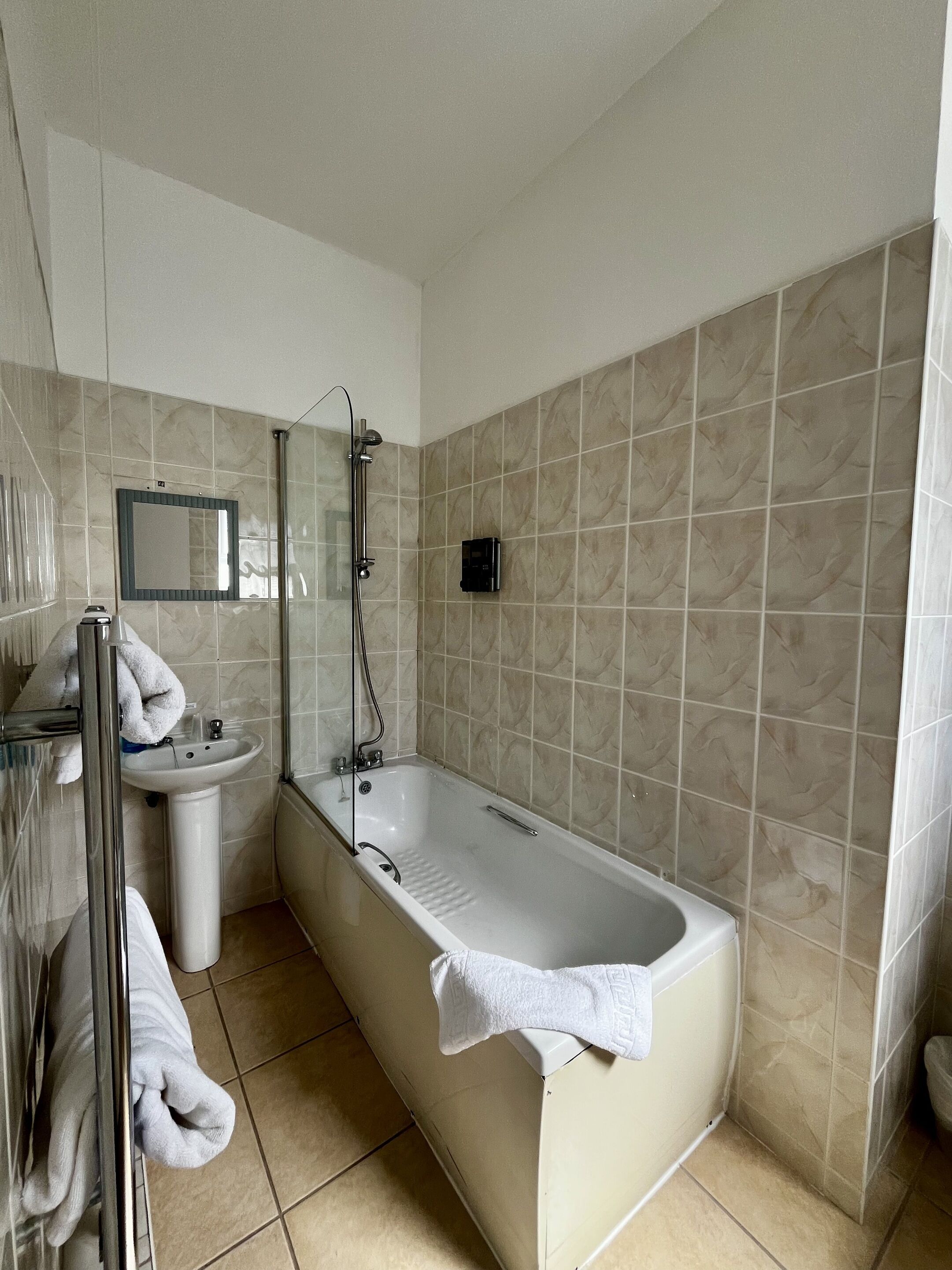 Habitación básica doble, baño privado | Baño | Toallas, jabón, champú y papel higiénico