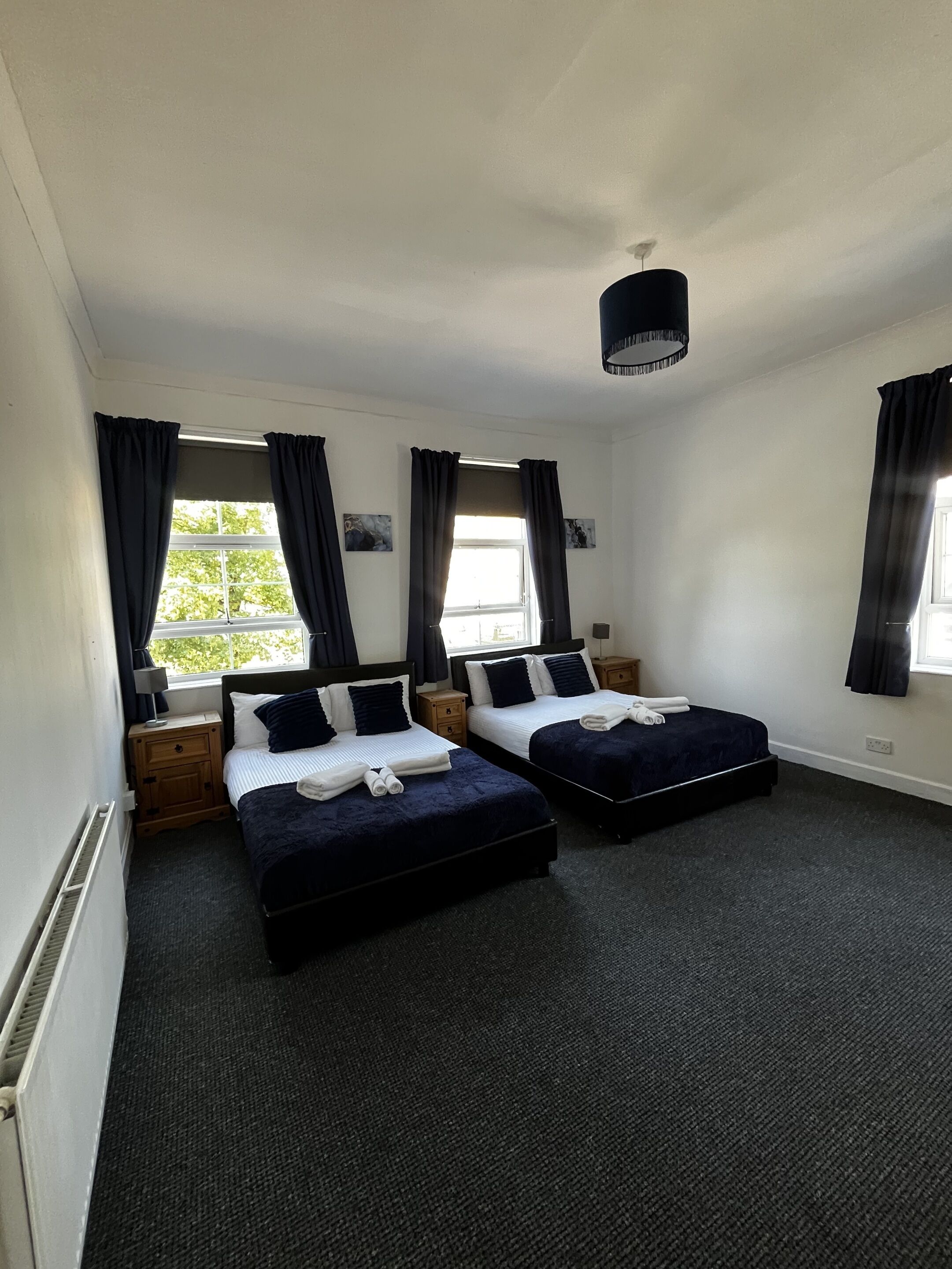 Habitación familiar con 2 camas individuales, vistas a la ciudad | Escritorio, cortinas opacas, tabla de planchar con plancha y wifi gratis