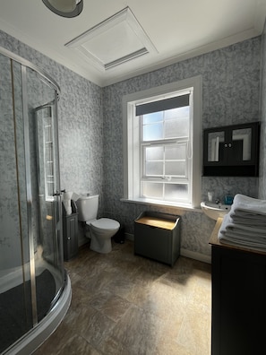 Habitación Deluxe doble, vistas al mar | Baño | Toallas, jabón, champú y papel higiénico