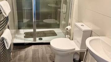 Family Twin Room, City View | Bathroom | Towels, soap, shampoo, toilet paper