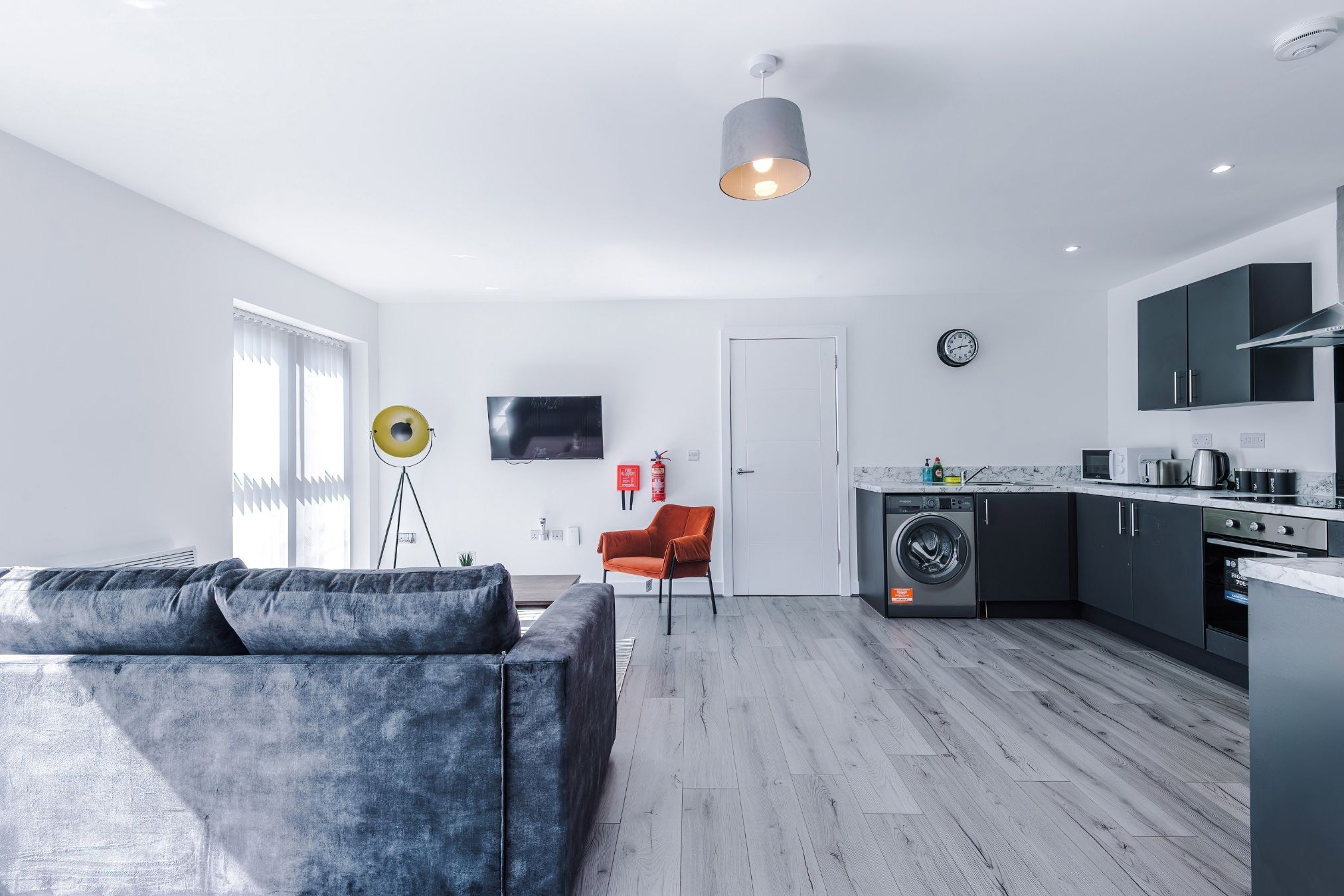 Eine moderne Wohnung mit Wohnzimmer, Küche und Essbereich.