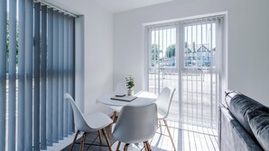 Una habitación moderna con una mesa de comedor, sillas y un sofá.