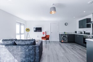 A modern apartment with a living room, kitchen, and a dining area. - Stylish 2BDR Hospitals Nearby Free Parking (Liverpool)