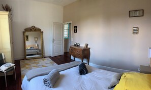 Unclassified image, 4 of 19, button - Abella Suite - Private Wing of a Mansion (Ambarès-et-Lagrave)