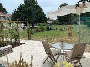 Unclassified image, 2 of 19, button - Abella Suite - Private Wing of a Mansion (Ambarès-et-Lagrave)