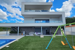Outdoor pool - Seaview 8 Bed Villa Sleeps 16 - Pool & Hot tub (Starigrad)