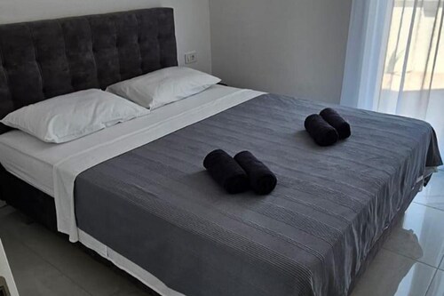Seaview 8 Bed Villa Sleeps 16 - Pool & Hot tub