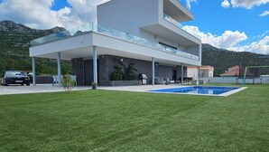 Exterior - Seaview 8 Bed Villa Sleeps 16 - Pool & Hot tub (Starigrad)