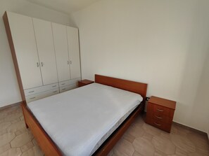 Room - Complete beachfront apartment (Schiavonea)