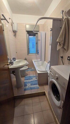 Bathroom - Complete beachfront apartment (Schiavonea)