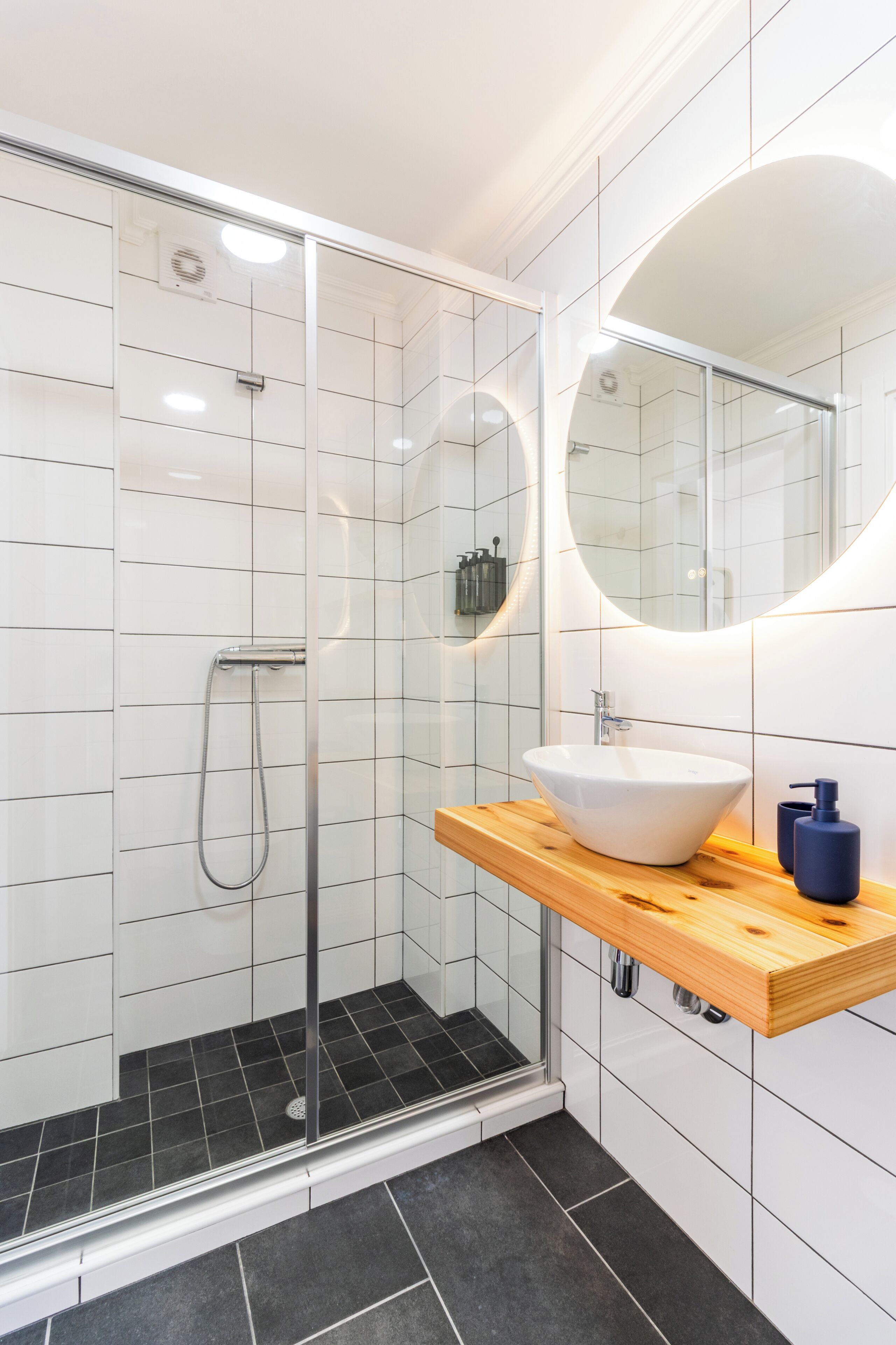 Quarto casal conforto, vista para o oceano | Banheiro | Chuveiro, secador de cabelo, toalhas de banho, sabonete