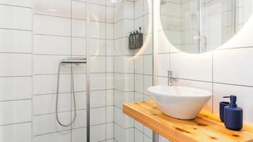 Quarto casal conforto, vista para o oceano | Banheiro | Chuveiro, secador de cabelo, toalhas de banho, sabonete
