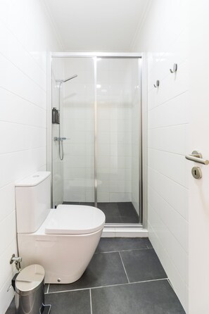 Shower, hair dryer, towels, soap - Casa do Porto Santa Cruz B&B (Azores)