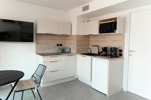 Eine kleine Küchenzeile mit Mikrowelle, Toaster und Kaffeemaschine.