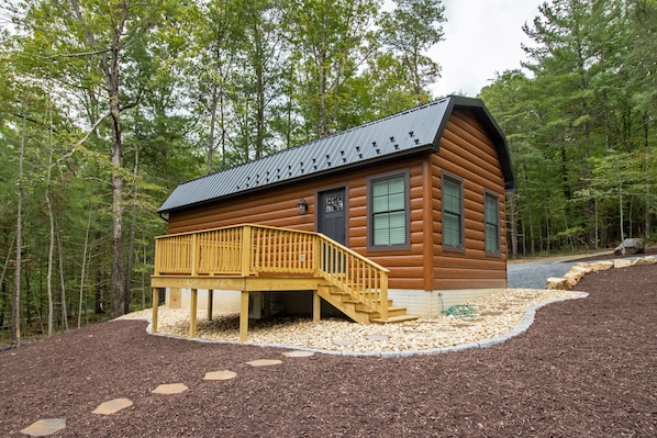 A log cabin with a wooden deck and stairs leading to the entrance. - Shenandoah, Firepit, peaceful Cabin w/salt water Hot tub! (Luray)