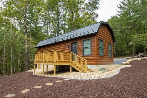 Shenandoah, Firepit, peaceful Cabin w/salt water Hot tub!