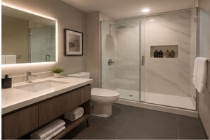 Junior-Zimmer | Badezimmer | Haartrockner, Handtücher, Seife, Shampoo