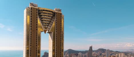 Un edificio de gran altura con un diseño arquitectónico único, que cuenta con un atrio central y varios balcones.