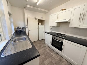 Private kitchen - Serene Retreat w/ Hot Tub & Garden (Cardiff)