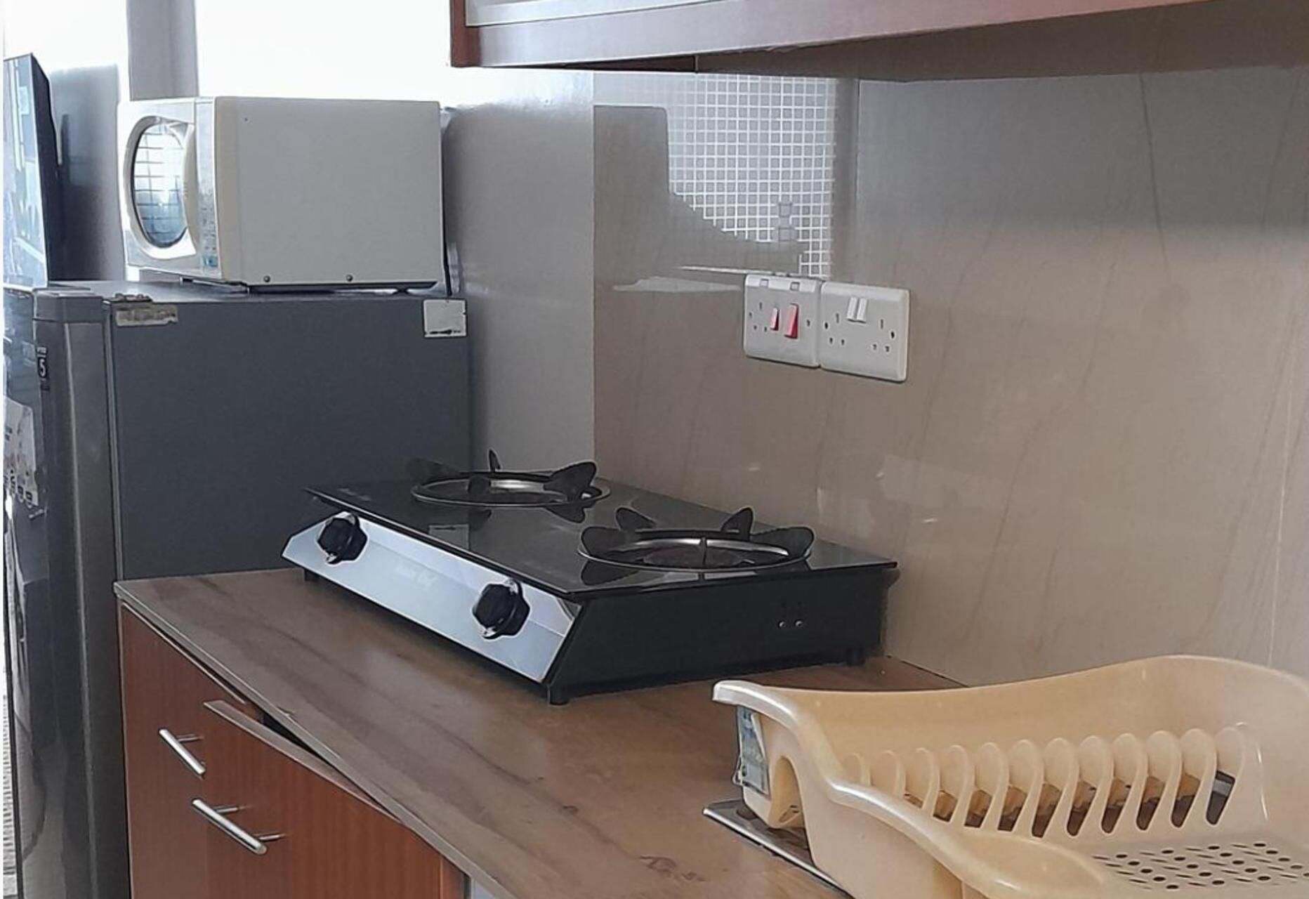 Réfrigérateur, micro-ondes, plaque de cuisson, bouilloire électrique