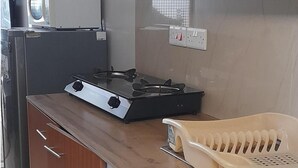 Fridge, microwave, stovetop, electric kettle - 1-bed Apartment Sleeps 2 in Nairobi - Free Parking (Nairobi)