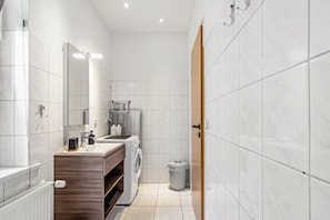 Douche, sèche-cheveux, serviettes fournies
