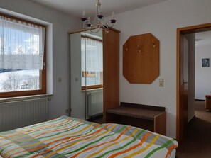 Room - Apartment Wiesengrund, at ground level in the group-friendly Werraquelle guest house (Neuhaus am Rennweg)