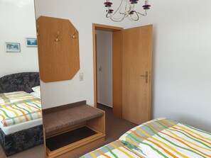 Room - Apartment Wiesengrund, at ground level in the group-friendly Werraquelle guest house (Neuhaus am Rennweg)