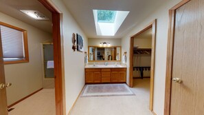 Bathroom - Sunriver Retreat with Access to Exclusive Golf (Sunriver)