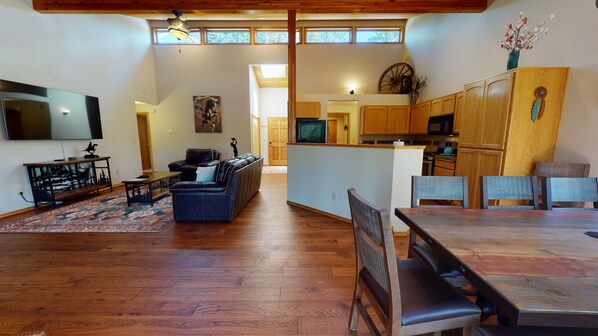 Living area - Sunriver Retreat with Access to Exclusive Golf (Sunriver)
