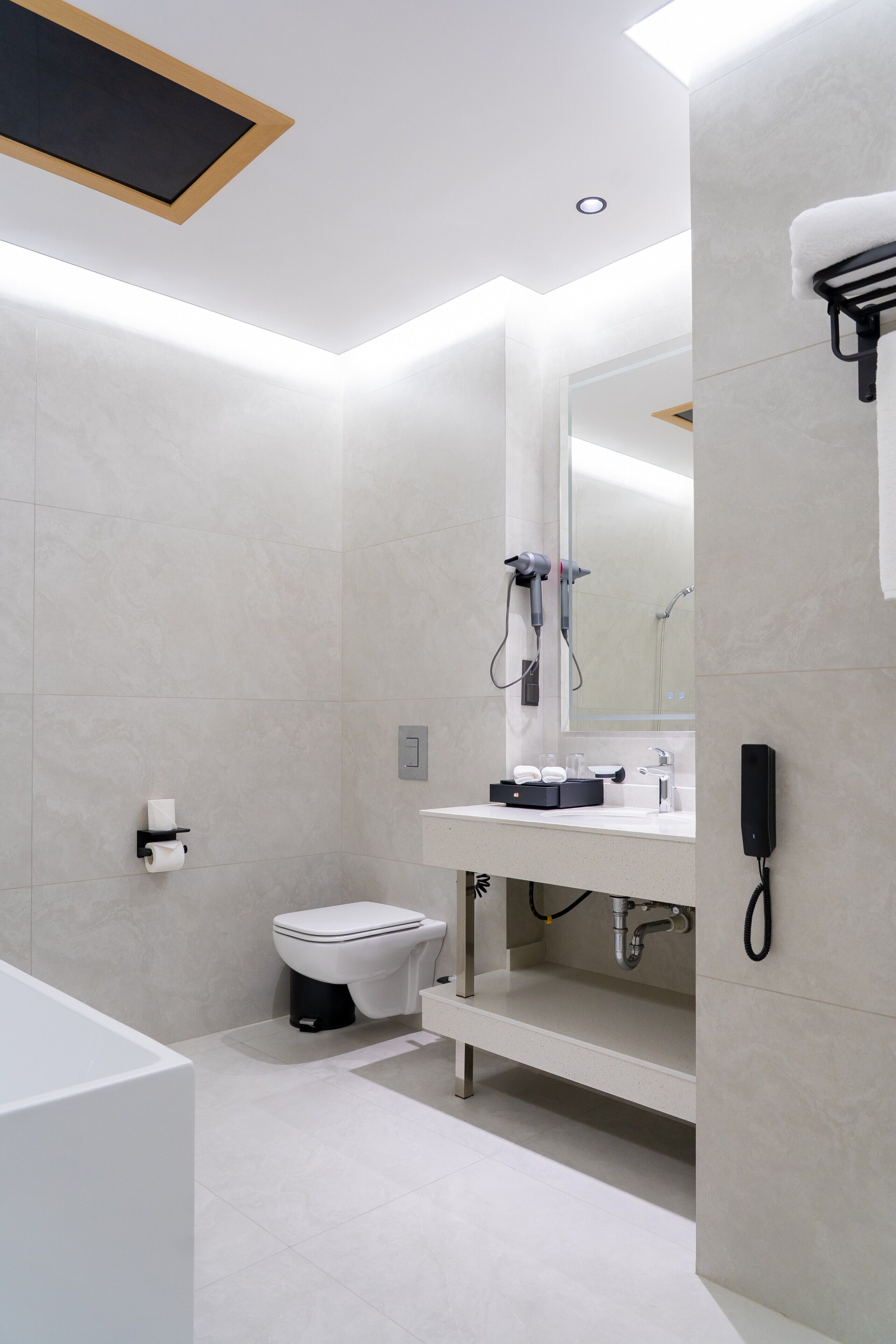 Apartamento superluxo, vista para a cidade | Banheiro | Produtos de toalete grátis, secador de cabelo, chinelos 