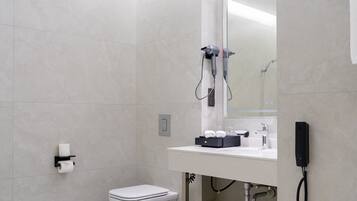 Apartamento superluxo, vista para a cidade | Banheiro | Produtos de toalete grátis, secador de cabelo, chinelos