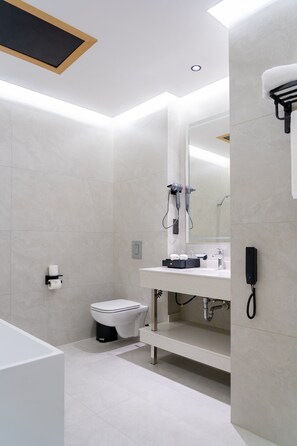 Luxury Apartment, City View | Bathroom | Free toiletries, hair dryer, slippers, towels - Grand Afrosiyob Hotel (Tashkent)