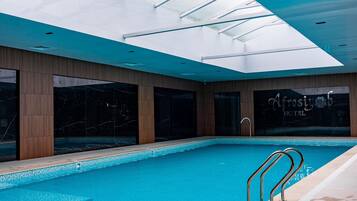 Indendørs pool