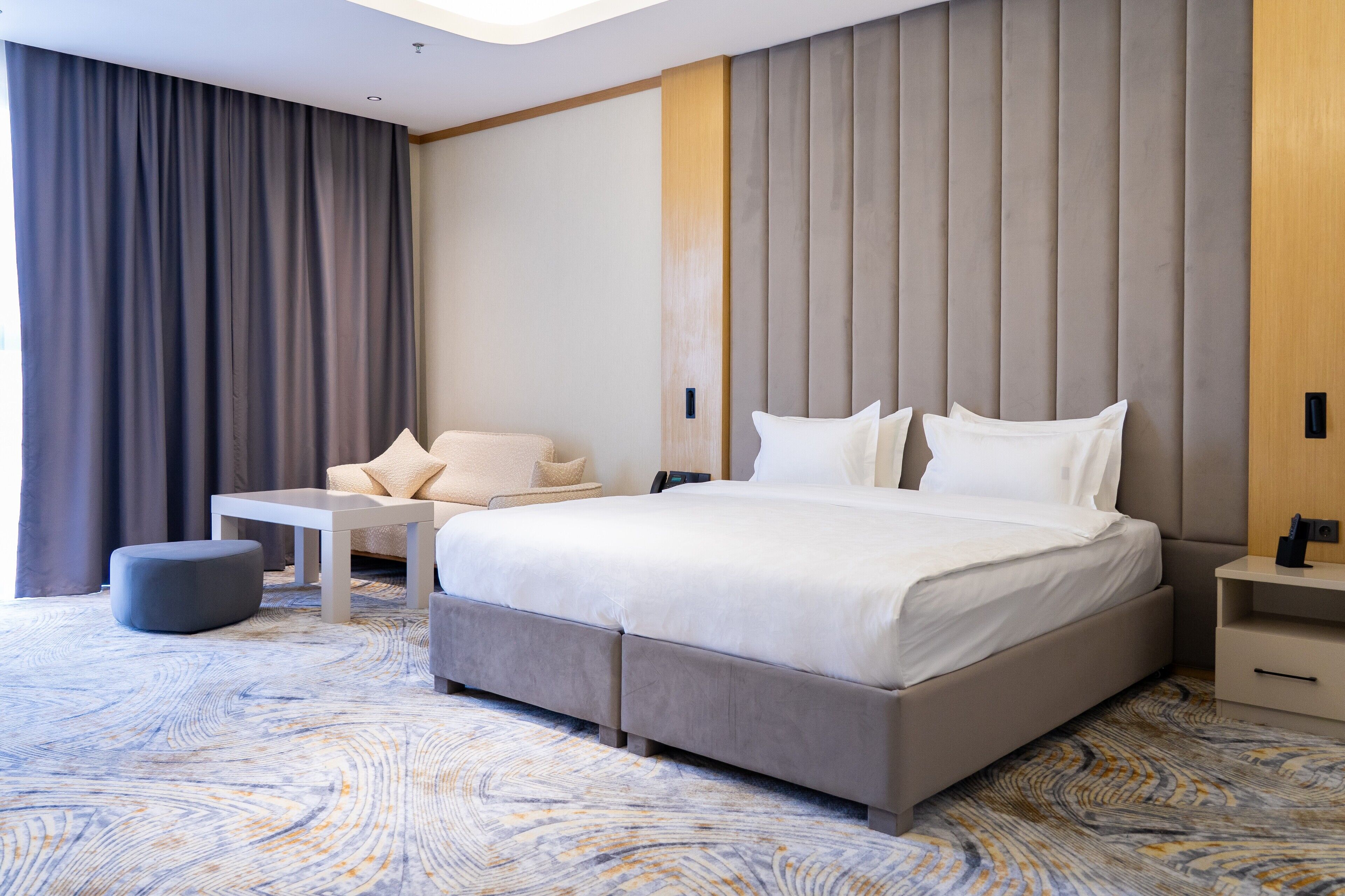 Quarto luxo, vista para o jardim | Cofres nos quartos, escrivaninha, espaço de trabalho para notebook