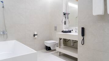 Luksus-lejlighed - byudsigt | Badeværelse | Gratis toiletartikler, hårtørrer, hjemmesko, håndklæder