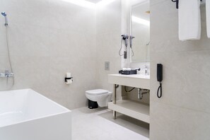 Appartement Luxe, vue ville | Salle de bain | Articles de toilette gratuits, sèche-cheveux, chaussons