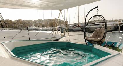 Canaima - Boutique Yacht with pool in Birgu, Malta