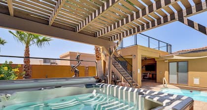 2 Casitas! Luxe Group Getaway, 3 Mi to Lake Havasu