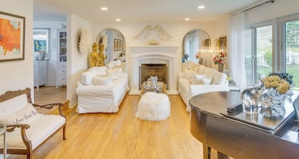 Calabasas Getaway Near Trails, Parks & the 101!