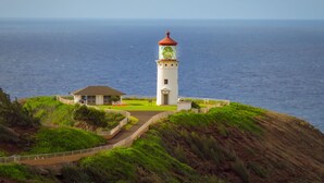 Ein Leuchtturm auf einer Klippe mit Blick auf das Meer.