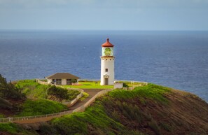 A lighthouse on a cliff with a view of the ocean. - Beachfront with air conditioning, great walkable and central Kapaa location (Kapaa)