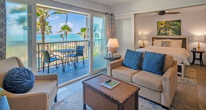 Beachfront with air conditioning, great walkable and central Kapaa location