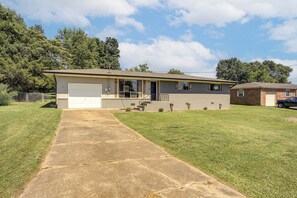 A single-story house with a garage, a front porch, and a well-maintained lawn. - Minutes From Chattanooga / The Scenic City (Rossville)
