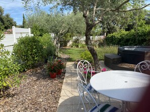 Outdoor dining - Vrbo Property (Pignan)