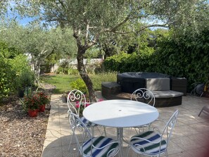 Outdoor dining - Vrbo Property (Pignan)